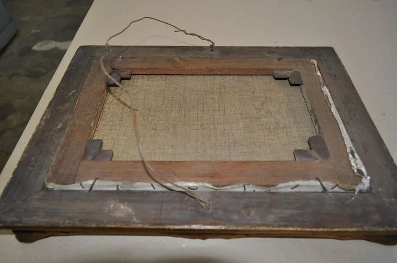 Detalhe de rachaduras na camada pictórica do quadro antigo