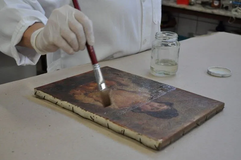 Remoção de sujeira e poeira acumuladas na superfície do quadro