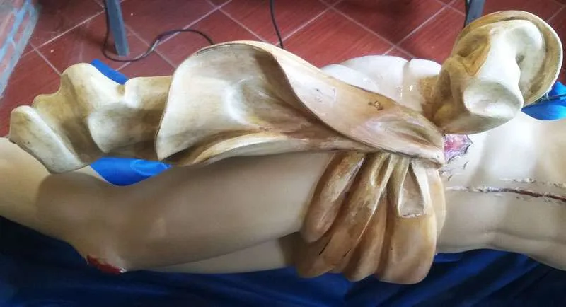 restauração-de-arte-sacra-11 Detalhe da reintegração cromática na imagem sacra