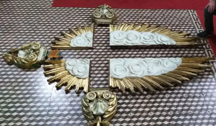 restauração-de-arte-sacra-15 Detalhe do rosto do Cristo após a restauração