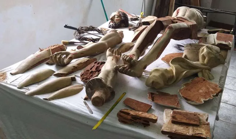 restauração-de-arte-sacra-8 Tratamento de fissuras na escultura de Cristo em madeira