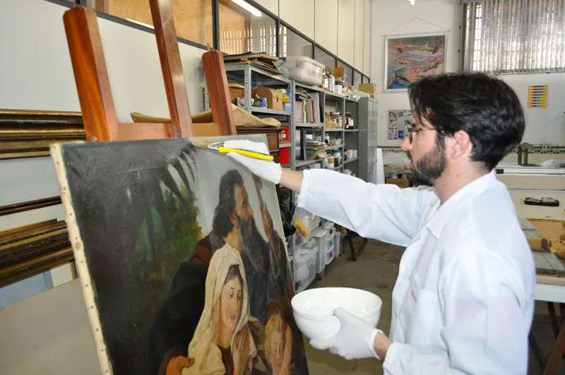 Remoção de verniz oxidado da pintura Sagrada Família