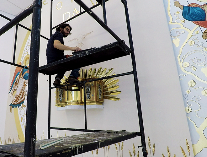 Pintura de igreja: Artista plástico Clayton Caner pintando