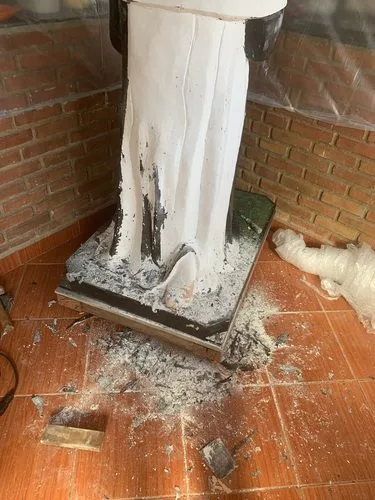 restauração_de_imagem_sacra_3 restauração de imagem sacra: retirada da cama de tinta que estava danificada.