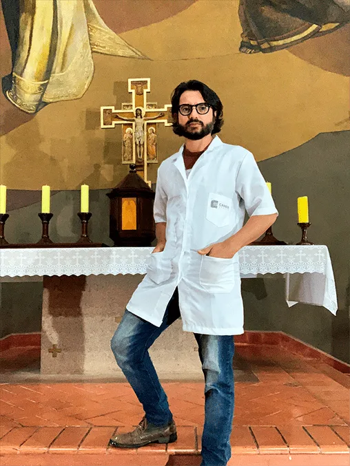 Clayton Caner, arquiteto restaurador, diante do altar de uma igreja histórica