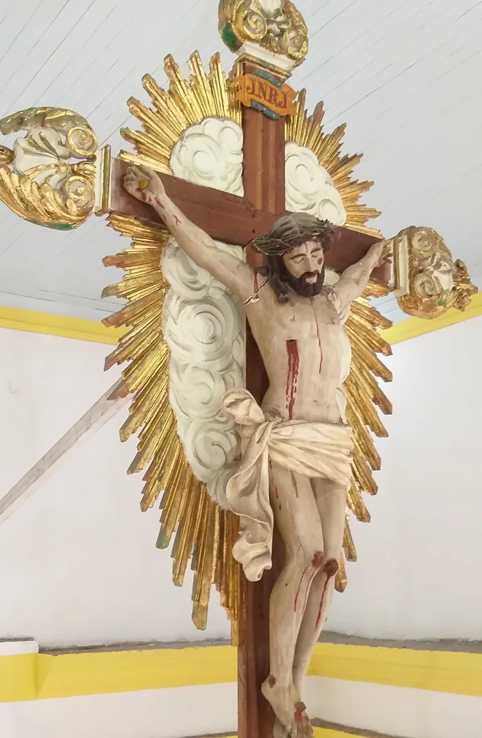 Cristo em madeira policromada da Igreja Matriz de Ubatuba antes da restauração, com o resplendor coberto por repintura branca