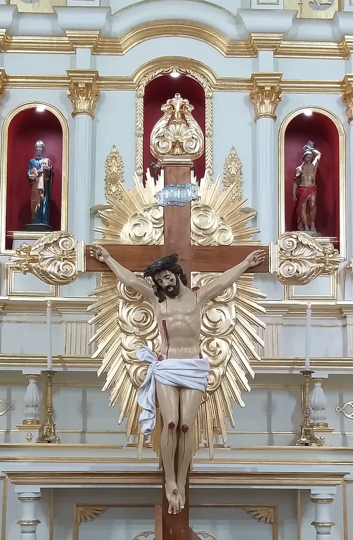 Cristo em madeira policromada restaurado e reinstalado no altar-mor da Matriz de Ubatuba, com o resplendor dourado