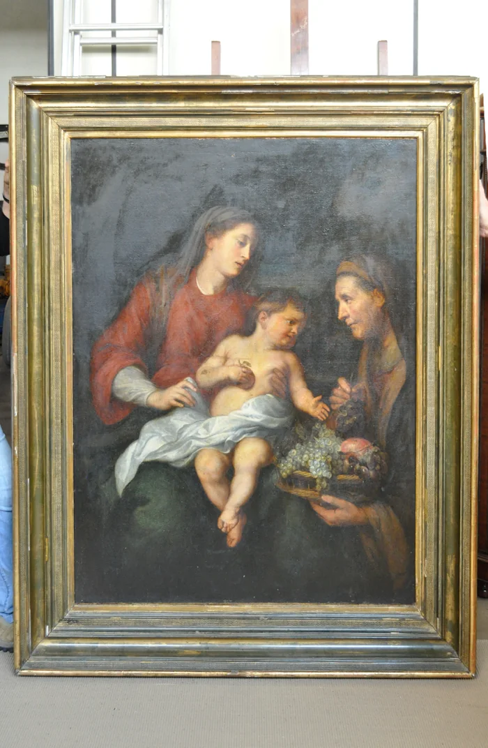 Óleo sobre tela com a Virgem e o Menino antes da restauração, com verniz oxidado esbranquiçando o fundo