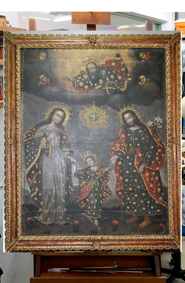 Pintura cusquenha da Sagrada Família com a Santíssima Trindade antes da restauração, com verniz escurecido e moldura entalhada com perdas no douramento