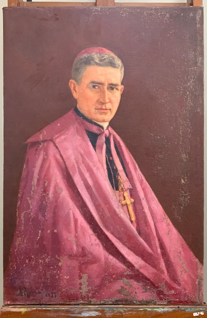 Retrato a óleo de Dom José Maurício da Rocha antes da restauração, com perdas de camada pictórica no manto e sujidade generalizada